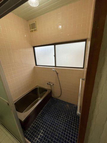 バス・シャワールーム　広いバスルーム。混合水洗。ゆったりくつろげます。