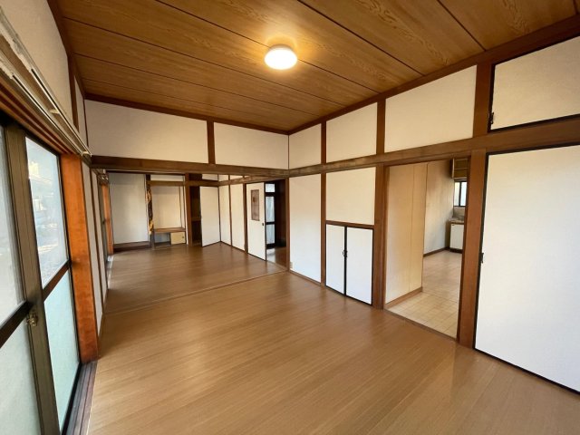 居室・リビング　12畳の広々リビング。家族でゆったり過ごせる空間。