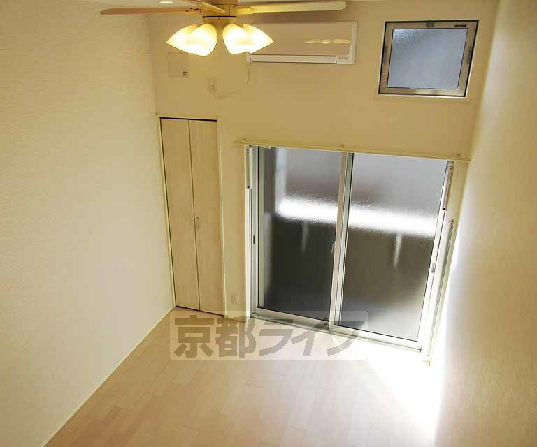 居室・リビング　ロフトから撮影！暮らしやすい洋室６帖です