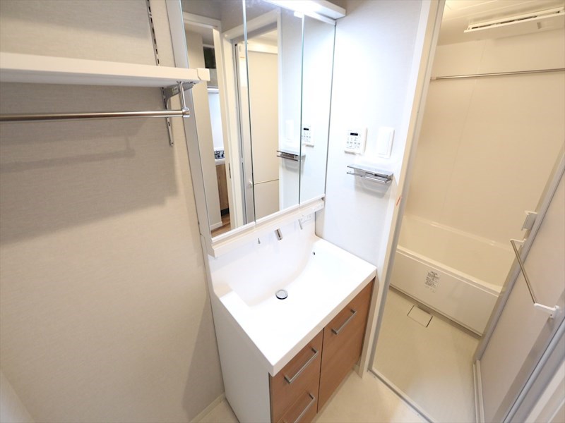 洗面設備　脱衣所　独立洗面台（シャンプードレッサー付）収納スペース有