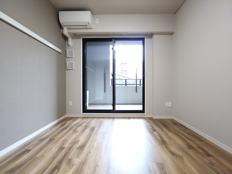 バルコニー　洋室7.4帖　エアコン完備　バルコニー