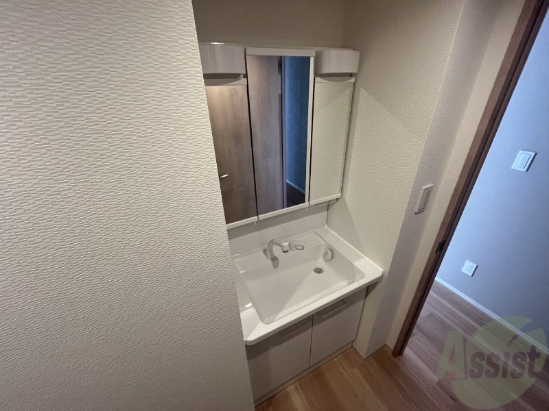 洗面設備　独立洗面台です。大きくてよいですね。シャンプーもできます！