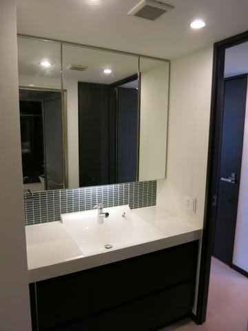 洗面設備　朝の支度にも助かる、独立の洗髪洗面化粧台