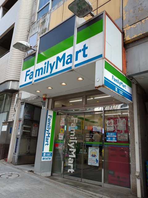 コンビニ　ファミリーマート宮益坂下店（コンビニ）まで60m