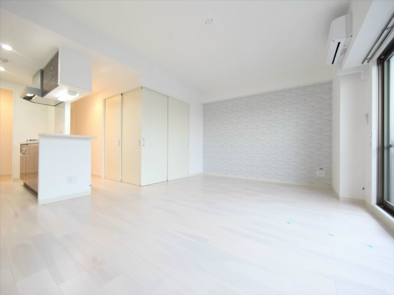 居室・リビング　ＬＤＫ18.31帖　カウンターキッチン　南面バルコニー