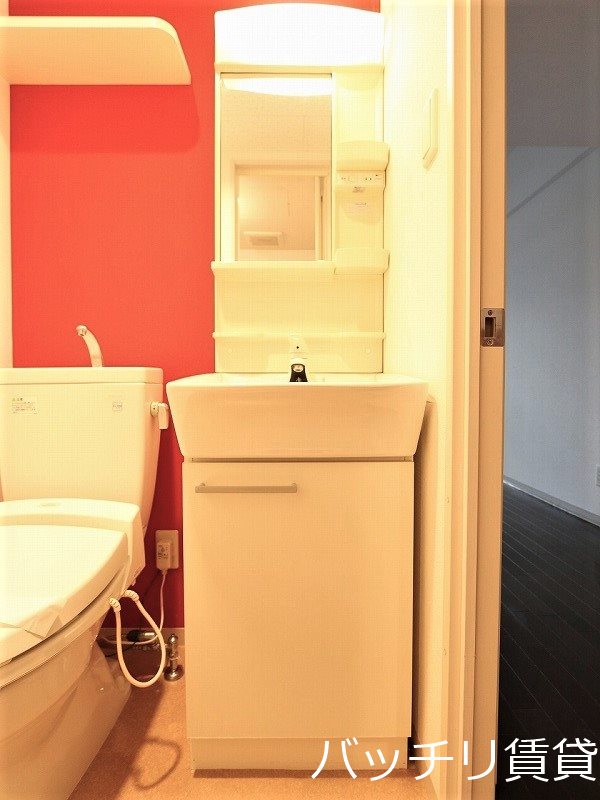 洗面設備　類似写真使用のため、現状優先。