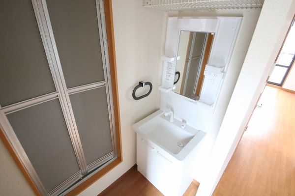 洗面設備　※同物件別号室写真となります。