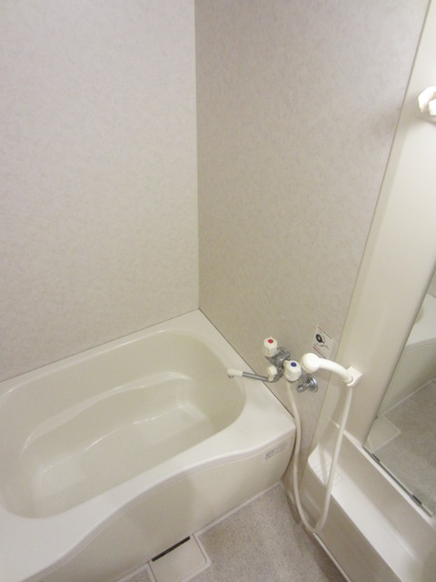 バス・シャワールーム　ゆとりあるお風呂で一日の疲れを癒しましょう