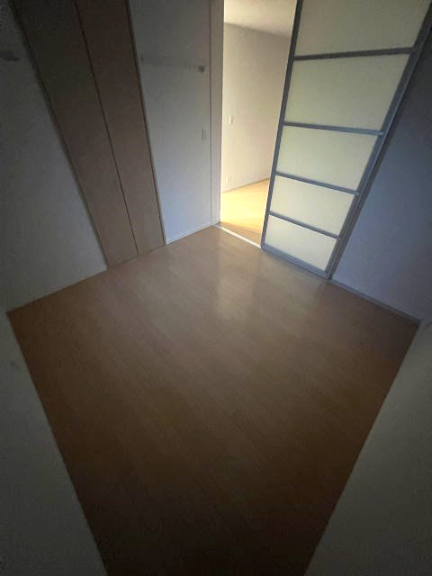 その他部屋・スペース　落ち着いた色調の寝室です