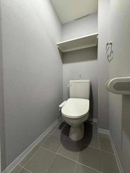 トイレ　※写真は同じマンションの違う部屋のものになります。