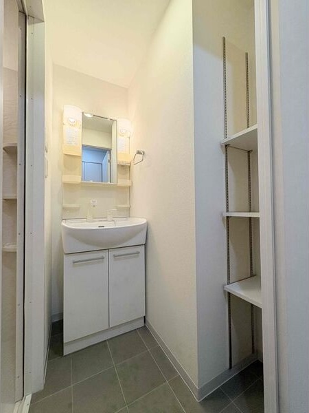 洗面設備　※写真は同じマンションの違う部屋のものになります。
