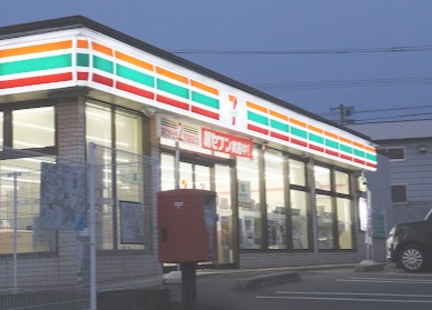 コンビニ　セブンイレブン（コンビニ）まで300m