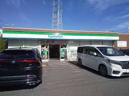 コンビニ　ファミリーマート足立中央本町四丁目店（コンビニ）まで472m