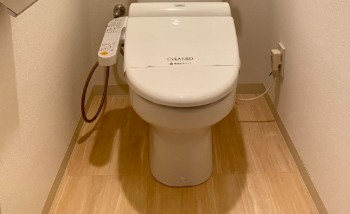 トイレ　落ち着いた色調のトイレです
