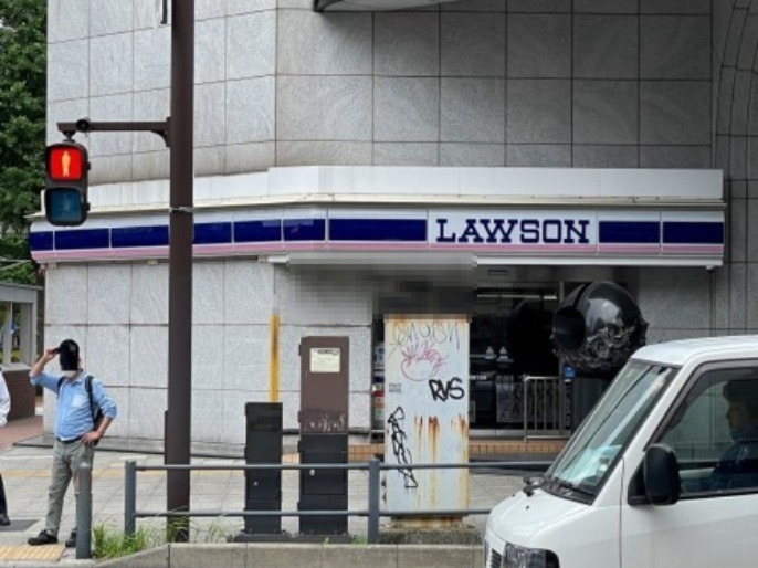 コンビニ　ローソン 横浜本町四丁目店（コンビニ）まで377m