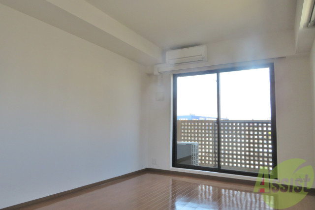 居室・リビング　大きな窓から日差しが入る明るいお部屋です。
