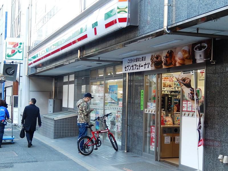 コンビニ　セブン-イレブン 六本木３丁目店（コンビニ）まで136m