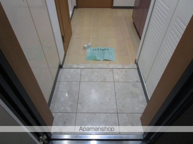 都営大江戸線 麻布十番駅 徒歩7分 9階建 築26年の玄関写真