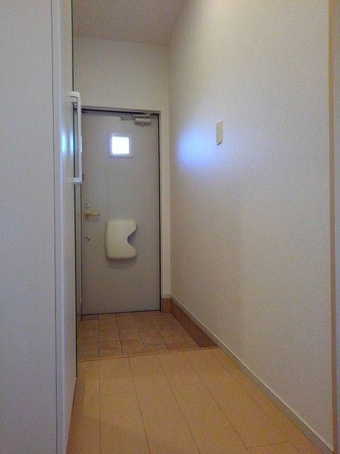 プルメリア Bの玄関写真