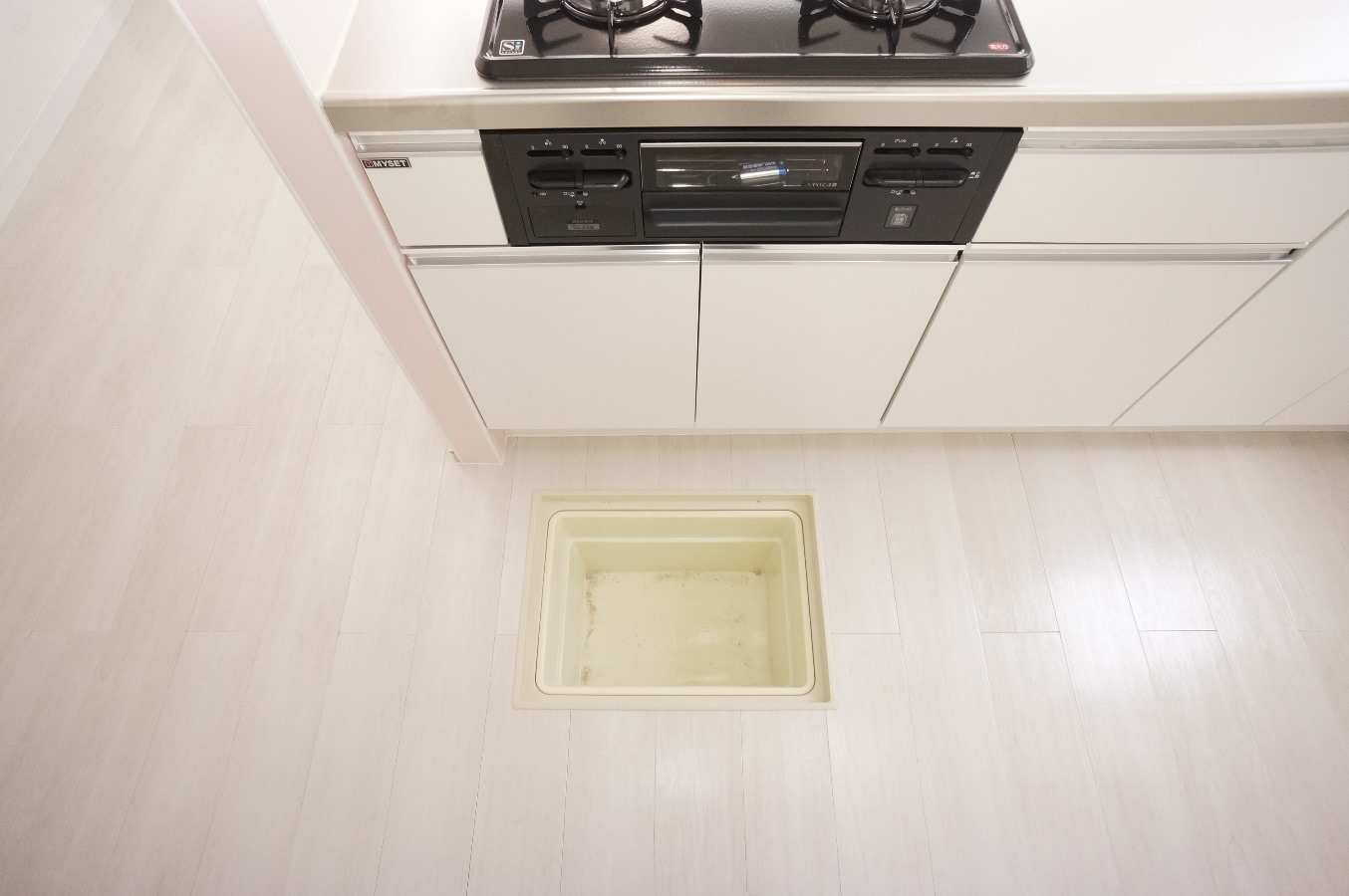 その他設備　キッチンコンロ前に小さな床下収納あります！