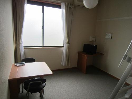 居室・リビング　居室窓側。2階はカーペットです。