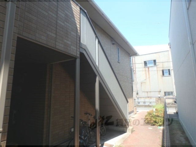 京都市伏見区竹田桶ノ井町のアパートの建物外観