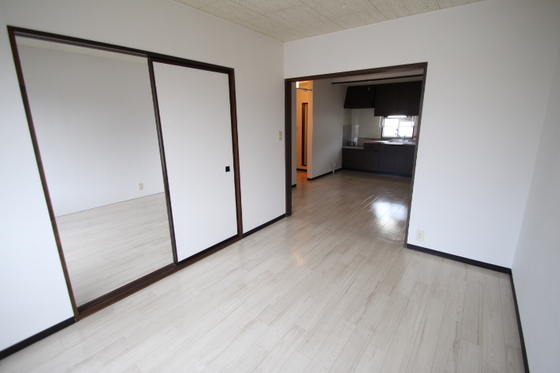 居室・リビング　※他号室の写真です。