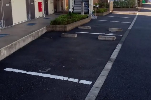 【横浜市神奈川区菅田町のマンションの駐車場】