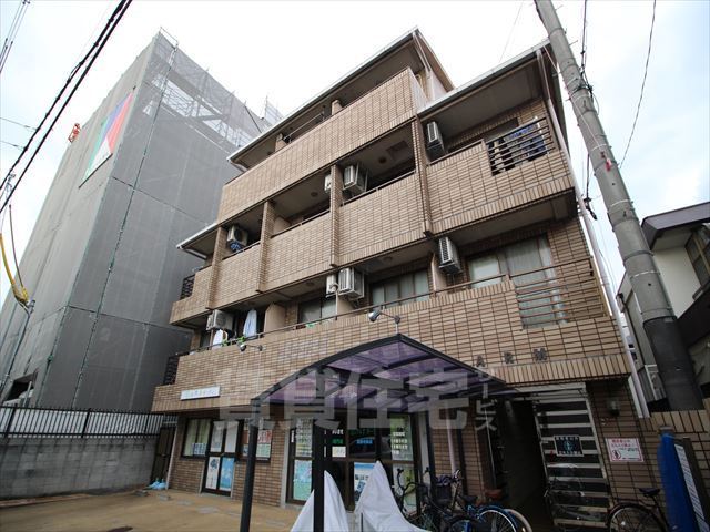 【芥川ロイヤルマンションの建物外観】