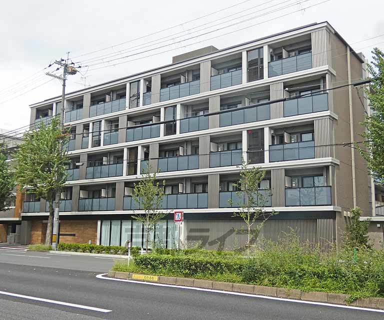 京都市北区衣笠東御所ノ内町のマンションの建物外観