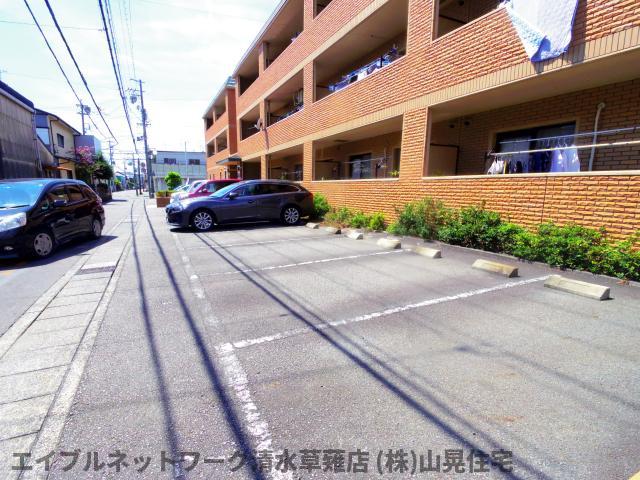 【静岡市葵区瀬名中央のマンションの駐車場】