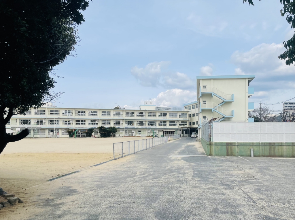 【北九州市小倉北区片野のマンションの小学校】