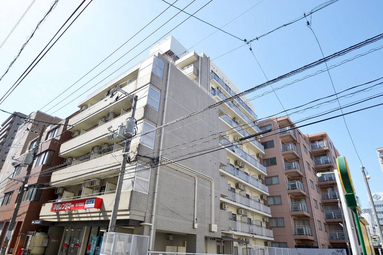 岡山市北区駅前町のマンションの建物外観