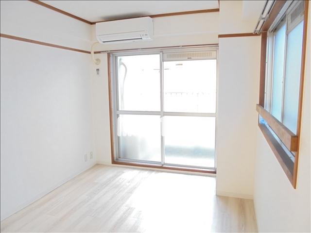 居室・リビング　６帖の洋間