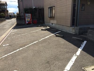 【高松市由良町のアパートの駐車場】