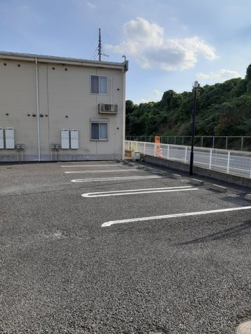 【北群馬郡吉岡町大字大久保のアパートの駐車場】