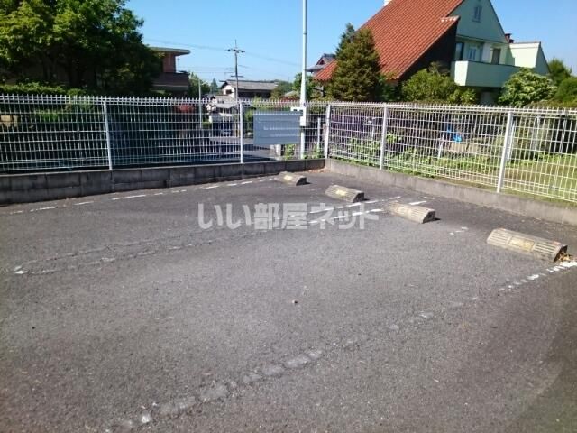 【河内長野市荘園町のアパートの駐車場】