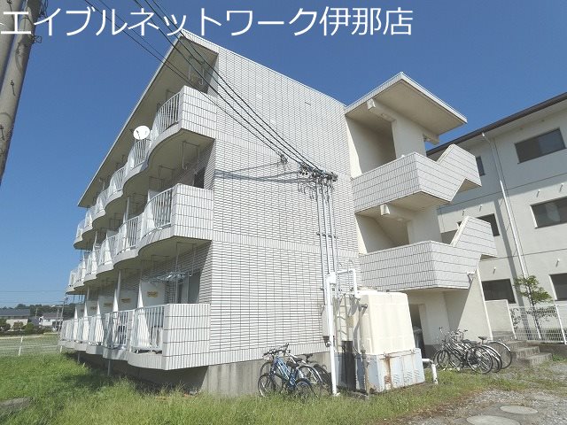 伊那市境のマンションの建物外観