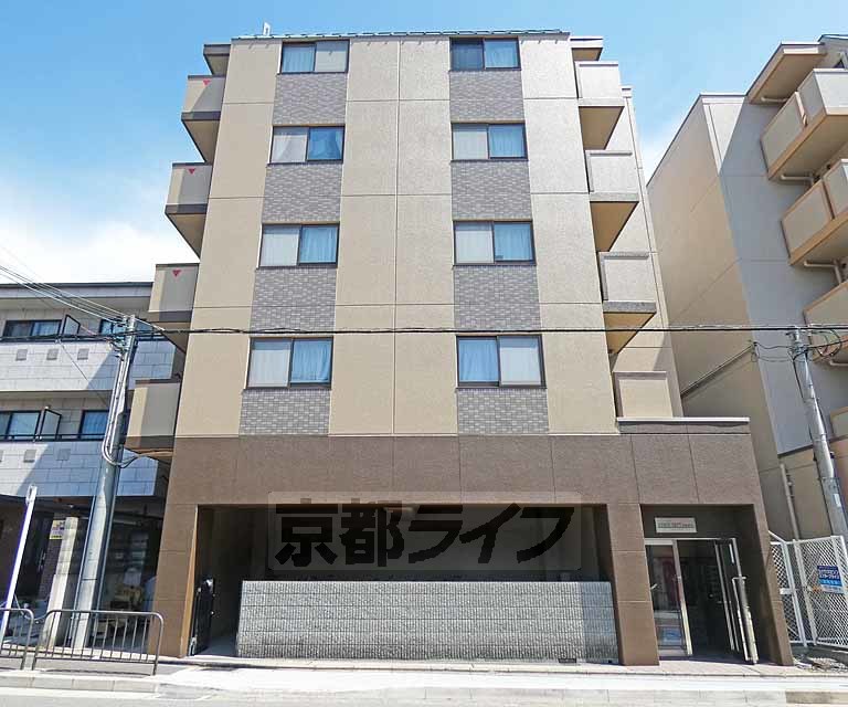 【京都市北区平野上柳町のマンションの建物外観】