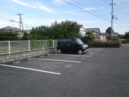 【メゾンカトルズＡ・Ｂ棟の駐車場】