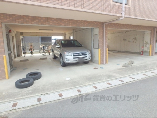 【城陽市久世のマンションの駐車場】