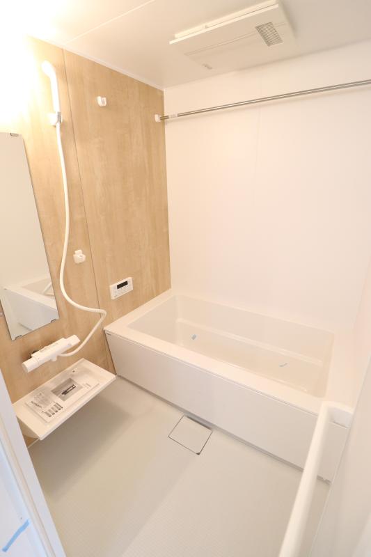 バス・シャワールーム　１　　お風呂は浴室乾燥、追い焚き付き