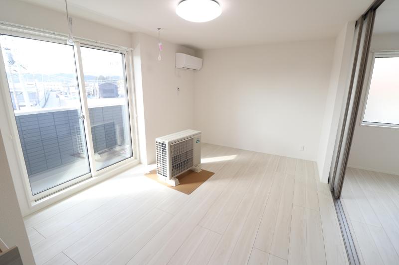 その他設備　リビングのエアコンと照明器具、室内物干し