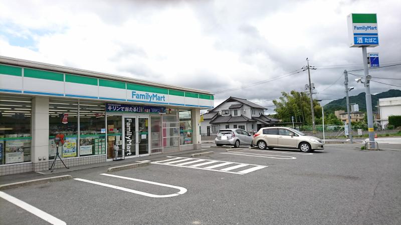 コンビニ　ファミリーマート（コンビニ）まで550m