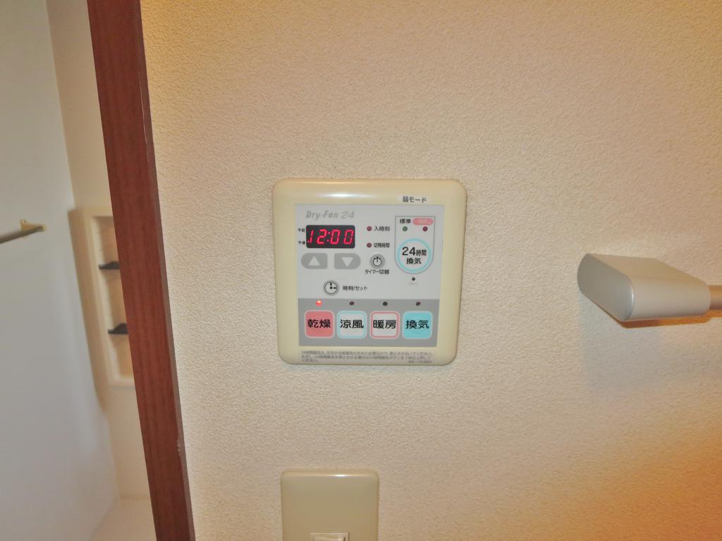 その他設備　浴室乾燥機付でと雨の日や外に干しづらいものも干せます！