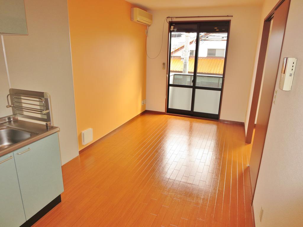 居室・リビング　アクセントクロス採用で明るい内装に！