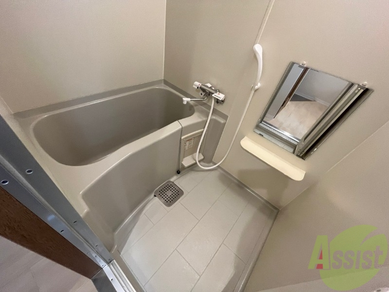 バス・シャワールーム　こちらはお風呂。一日の疲れをここで癒してください。