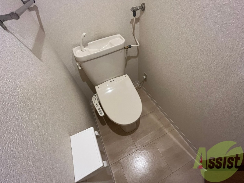 トイレ　ウォシュレット機能がついたトイレです。安心して使用できます。