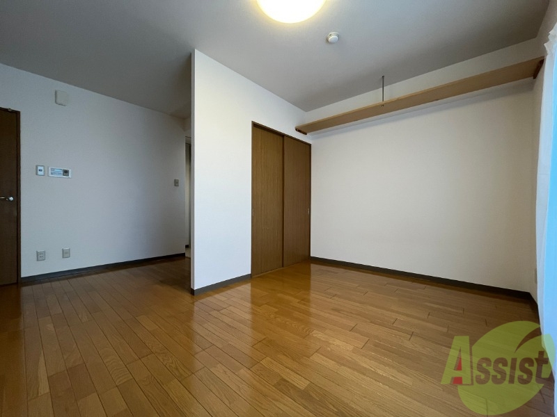 その他部屋・スペース　別の角度から洋室を撮影しました。日射しがあり明るい印象。