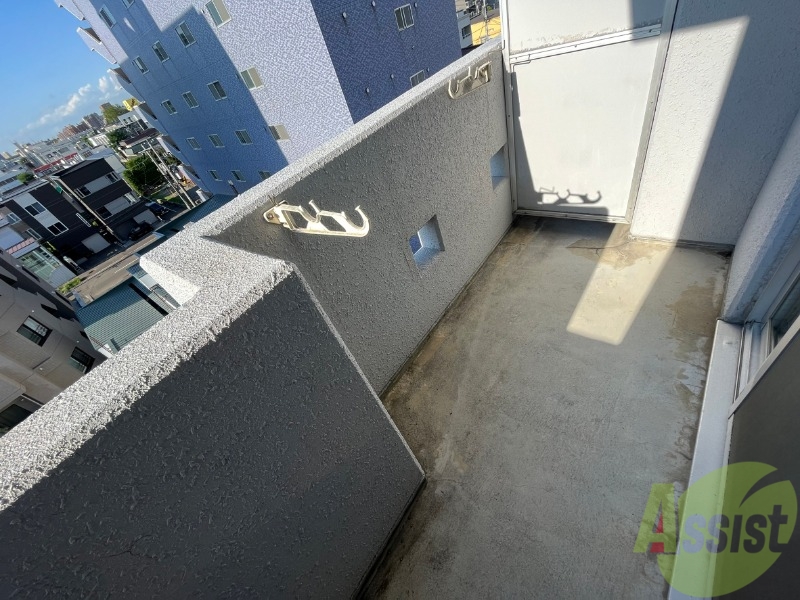 バルコニー　バルコニーは幅があり、広い印象を受けました。